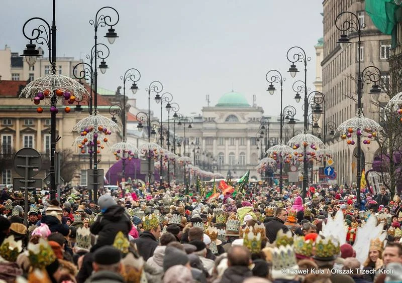 orszak idący ulicami warszawy